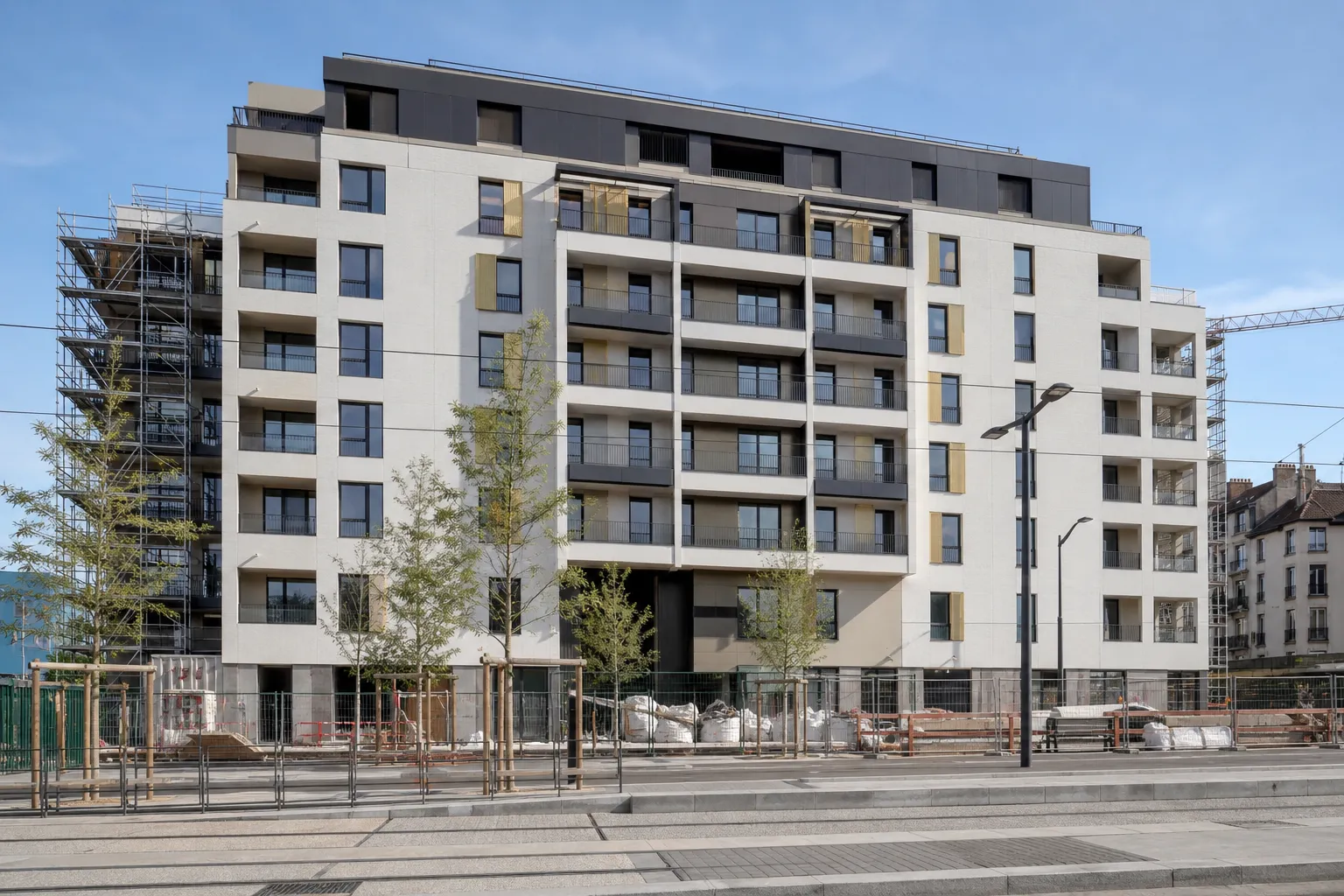Residence neuve en cours de finition dans un quartier urbain de Villeurbanne